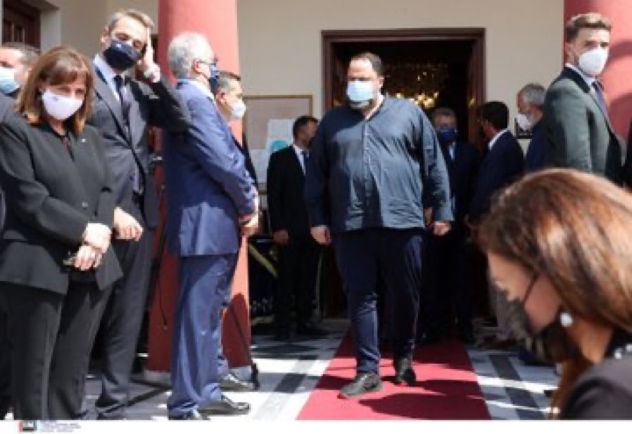 apolwlos's tweet photo. Μπροστά στον Μαρινάκη η πρωθυπουργία χτενίζεται και η δημοκρατία σκύβει το κεφάλι. Υπέροχη φωτογραφία. https://t.co/8rKhzmj8DZ