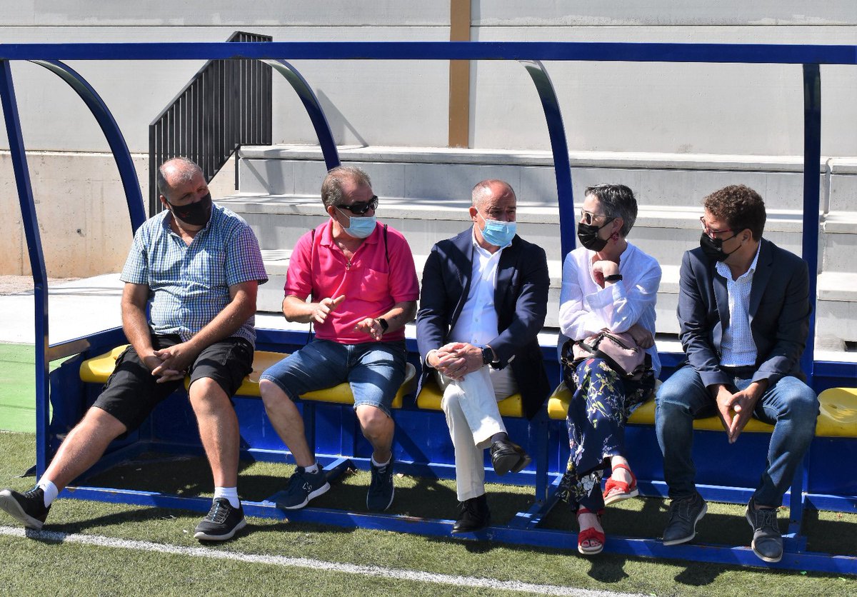 Esta mañana he visitado el complejo deportivo Ginés Meléndez, en el que se han construido e instalado gradas, dando respuesta a una petición vecinal y de las familias usuarias de estas instalaciones deportivas municipales.

#instalacionesdeportivas
#abciudaddeldeporte