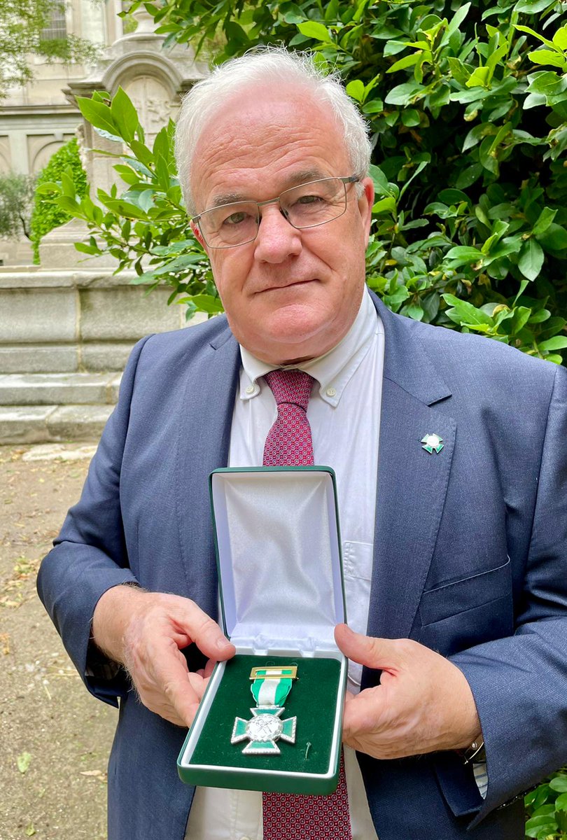 Enhorabuena Antonio por recibir en Junio la Cruz Blanca de la Orden del Mérito de la Guardia Civil, por tu desinteresada y relevante asesoría desde 2007 en el desarrollo del Sistema VioGén.