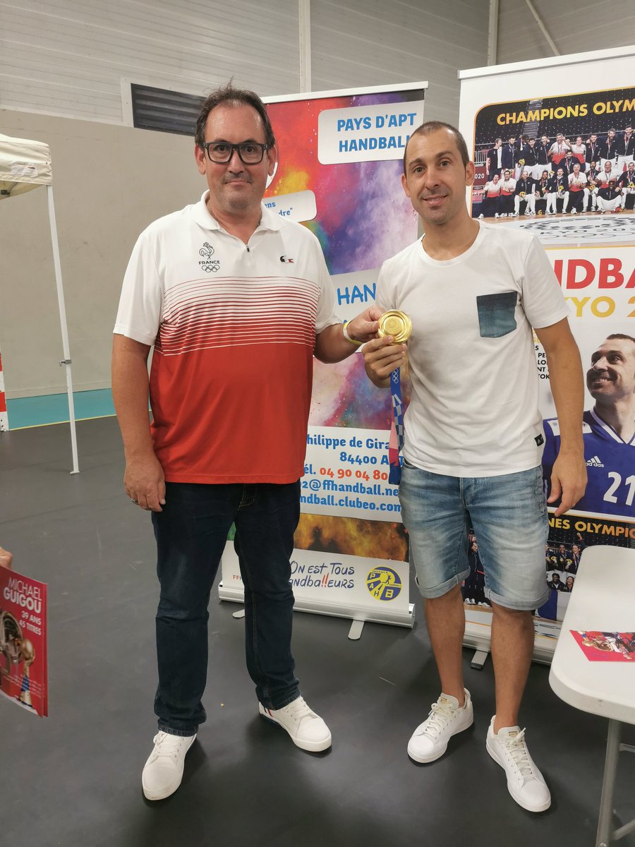 Un grand moment pour le sport vauclusien avec le retour de Mickael Guigou aujourd'hui à Apt.
Trois fois champion olympique en handball avec l'équipe de France, il est revenu dans son club d'origine pour partager une après midi avec plusieurs centaines d'enfants.