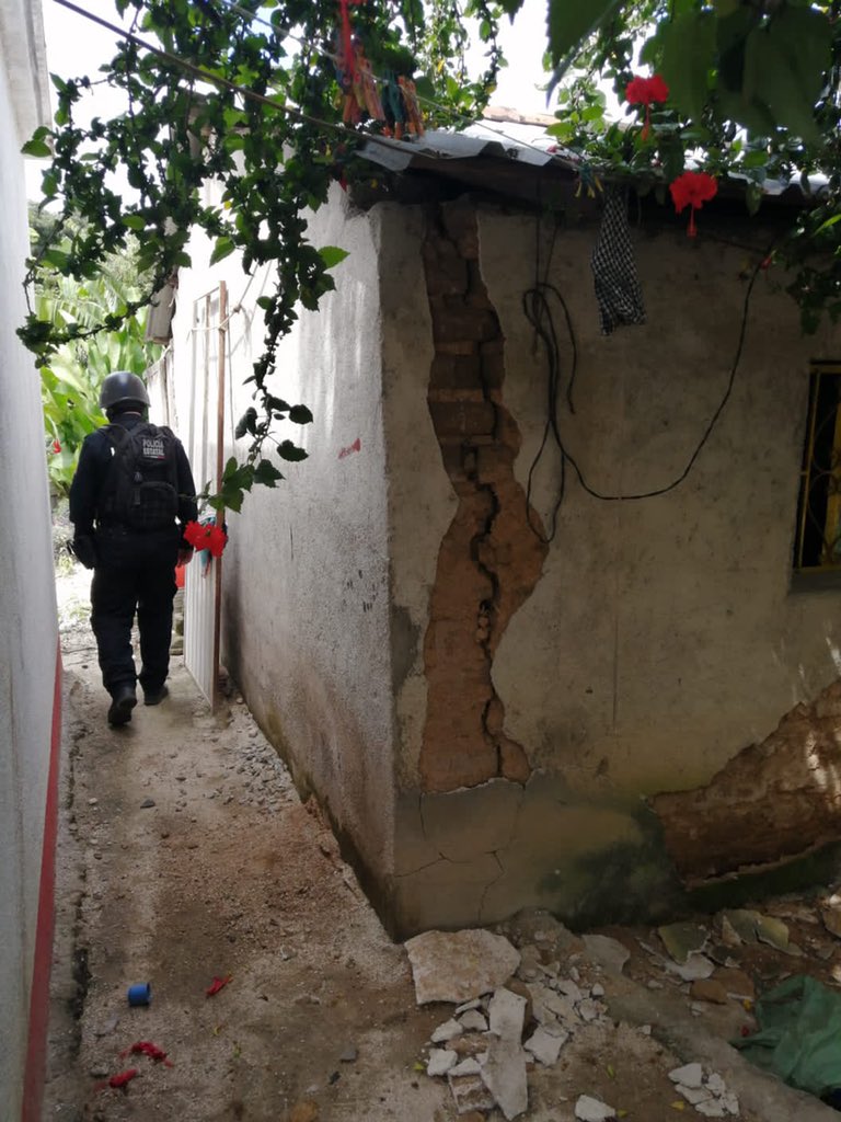HectorAstudillo's tweet photo. .@SEDENAmx, @GN_MEXICO_, @SSPGro y @PC_Guerrero se encuentran realizando recorridos y trabajos de apoyo a la población afectada, entre otros. Ayer fueron reportados daños en las comunidades de Xaltianguis y Las Tortolitas que están siendo atendidas. https://t.co/XFVTbouoJR