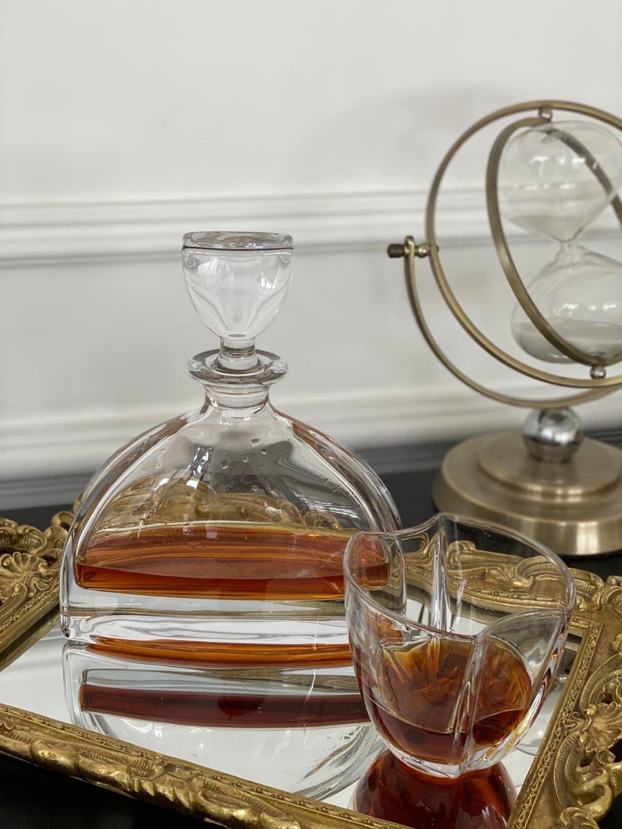 o_khau's tweet photo. 🥃 Lần đầu tiên khách đến nhà, bạn rót rượu quý ra cốc thủy tinh to rồi san ra mọi người cùng uống. Khách cũng thấy ngon, nhưng ra về chẳng ai nhớ.
🥃 Lần sau, bạn rót rượu ra bình chiết pha lê, đặt trang trọng giữa bàn. Khách thưởng thức, khen rối rít. https://t.co/hO8hf8lE89