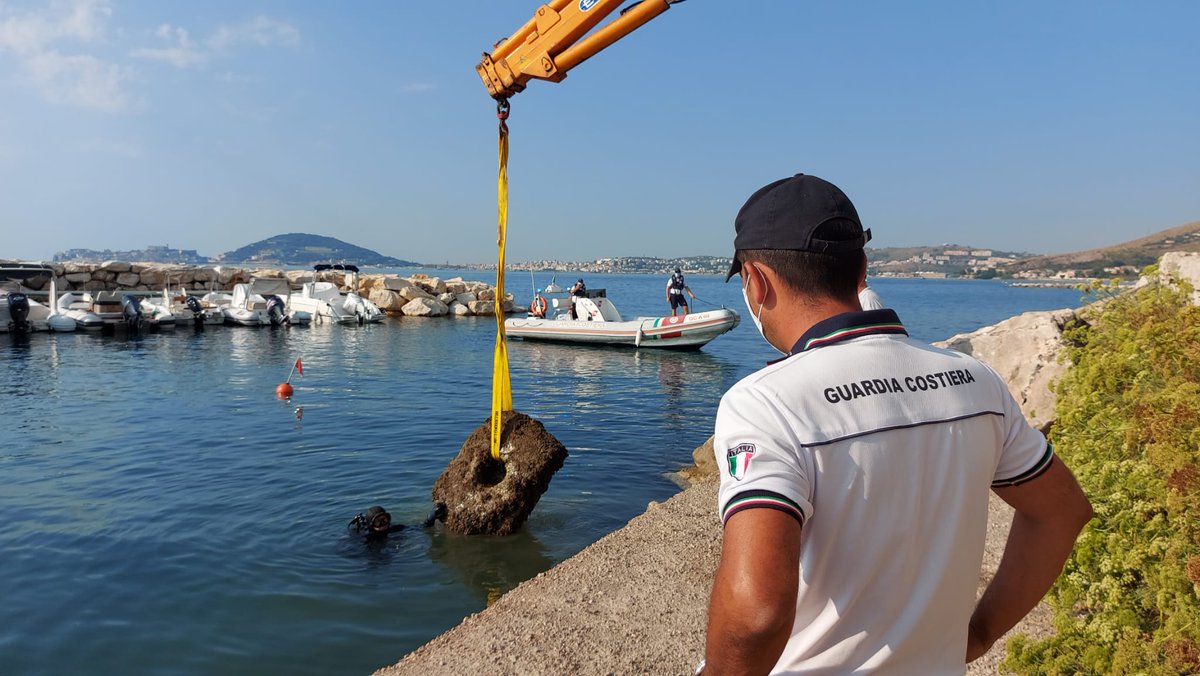 guardiacostiera's tweet photo. #Formia Individuate due bitte d’ormeggio di epoca romana durante i lavori subacquei nel porto di #Caposele. La #GuardiaCostiera ha assicurato la cornice di sicurezza in mare durante le operazioni di recupero dei reperti, successivamente esposti al pubblico nel museo locale. https://t.co/GgNpaYLF2m