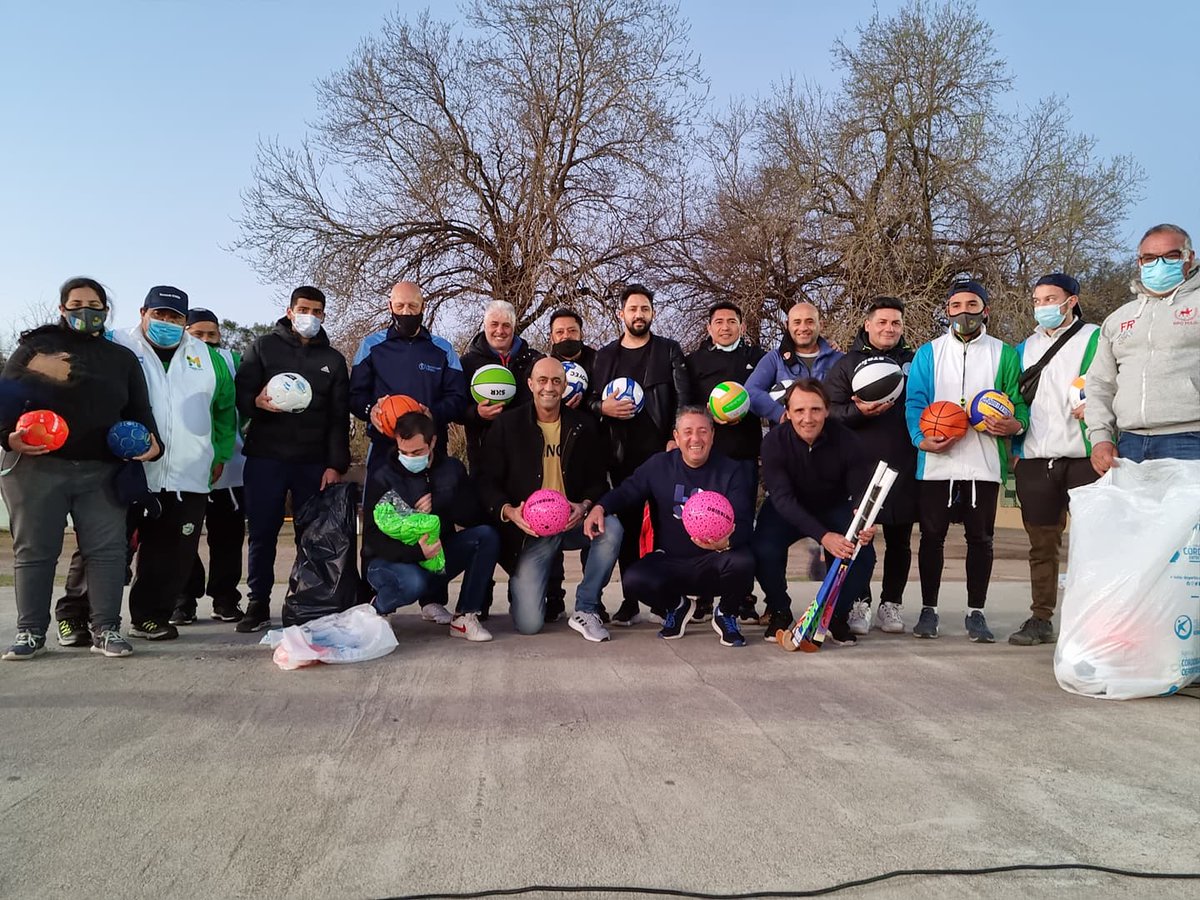 ¡Hermosa tarde pasamos ayer junto a mi gran amigo <a href="/danielsalibi/">Daniel Salibi</a> y a grandes estrellas del deporte de la provincia! 😃
Con <a href="/gonsosaCba/">Gonzalo Sosa🌈⃤</a> hicimos entrega de elementos deportivos para que las escuelitas de la querida Mendiolaza puedan desarrollar sus deportes de la mejor manera! 🙌🏽