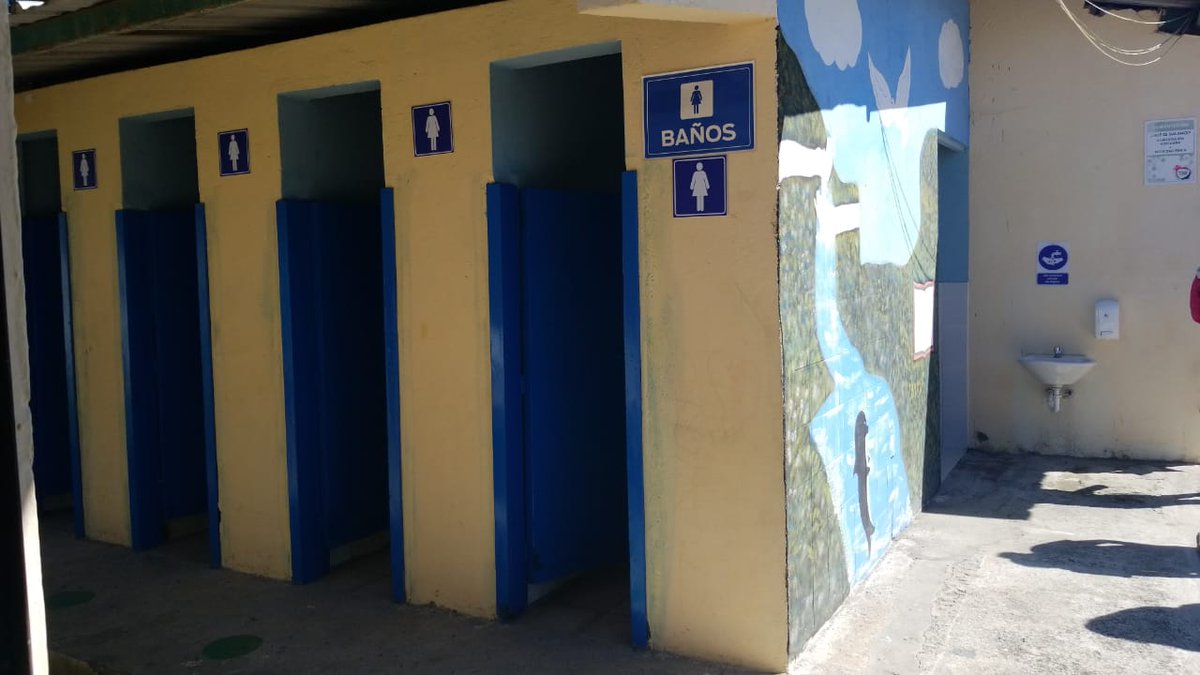 Plan_Ecuador's tweet photo. En Conocoto, en el marco del proyecto #RutasPorLaIgualdad entregamos obras de rehabilitación en batería sanitarias🚽 y kits de higiene 🧼 en una escuela del sector. Agradecemos el financiamiento de @eu_echo y la coordinación de @Educacion_Ec https://t.co/CvfFgFYP3i
