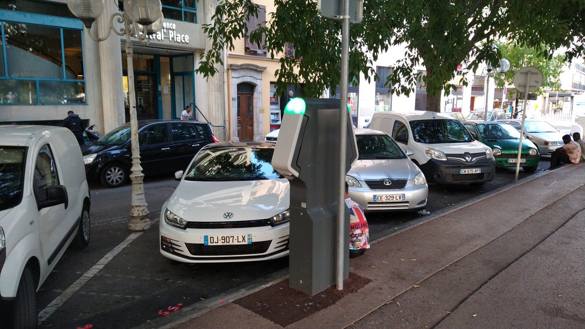insidelinkers's tweet image. @hubertfalco @VilleDeToulon  comme toujours des véhicules thermiques empêchent les véhicules électriques de se recharger 13 pl d'armes !