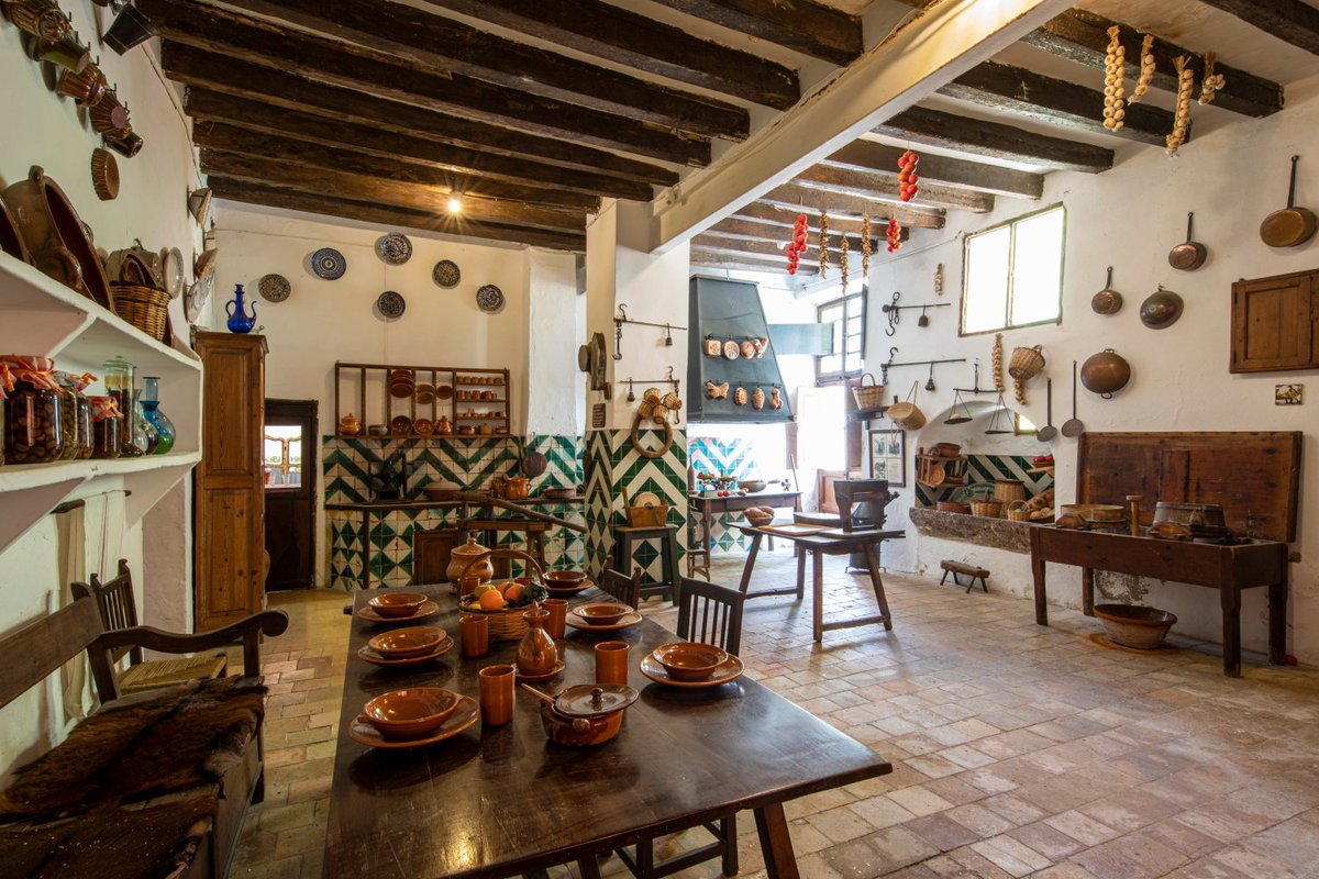 MallorcaProper's tweet photo. Historical private estate. Villas &amp; houses, Country Properties, Estates for sale Esporles. Vida Balear https://t.co/lQ9TljT59h https://t.co/OEhm83STen