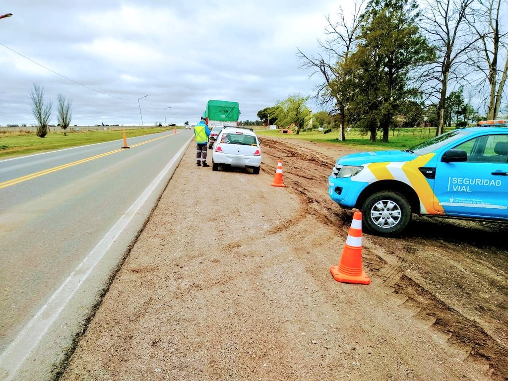 silvinapaularod's tweet photo. Realizamos un #control de documentación junto a la #PoliciaVial. Controlamos 1️⃣4️⃣6️⃣ vehículos.
📍#RP66. Landeta, Santa Fé.
Agentes
🔹Kaiyer Nazareno
🔸Meyer Lucas
🔹Nicolini Andrés
#SeguridadVial
#ElControlSalvaVidas
#ArgentinaUnida https://t.co/oJgNwayqJa