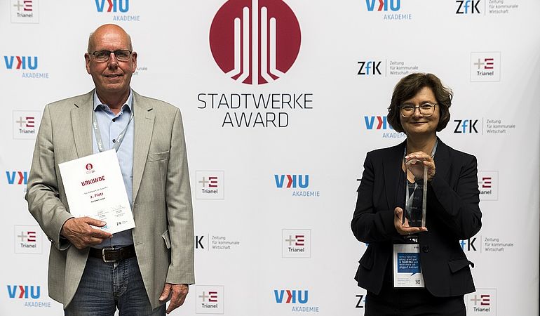 Gratulation <a href="/NochMall/">NochMall</a> zum zweiten Platz beim #StadtwerkeAward2021! Die #BSR-Tochter #NochMall ist ein Baustein für #Zerowaste, #Nachhaltigkeit und #reuse in #Berlin. <a href="/StadtwerkeAward/">STADTWERKE AWARD</a> <a href="/VKUonline/">VKU</a> @VKUAkademie @ZfK1 <a href="/Trianel/">Trianel</a> <a href="/SenWiEnBe/">Senatsverwaltung für Wirtschaft, Energie, Betriebe</a> @SenUVKBerlin bsr.de/bsr-freut-sich…