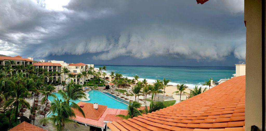 metmex's tweet photo. ⛈🌀 Impresionantes fotos de la llegada de la primera banda de fuerte lluvia y viento de la tormenta tropical #Olaf a Cabo San Lucas #BajaCaliforniaSur hace unos minutos.

📷 Fotos de Fabi Barrientos y Cristian Reyes. Cc @metmexBCS https://t.co/1et0ExTvSv