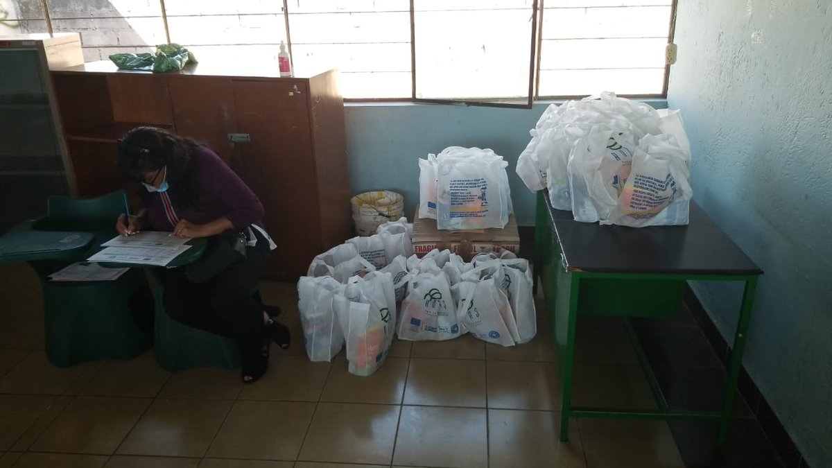 Plan_Ecuador's tweet photo. El proyecto #RutasPorLaIgualdad benefició a 5 instituciones educativas que acogen a estudiantes migrantes de 🇻🇪 y que atienden a cerca de 4900 NNA. En ellas se mejoraron servicios de agua 🚿, saneamiento e higiene 🚽 y se entregaron insumos de higiene personal a niñas y niños. https://t.co/gDMaaO9nl4