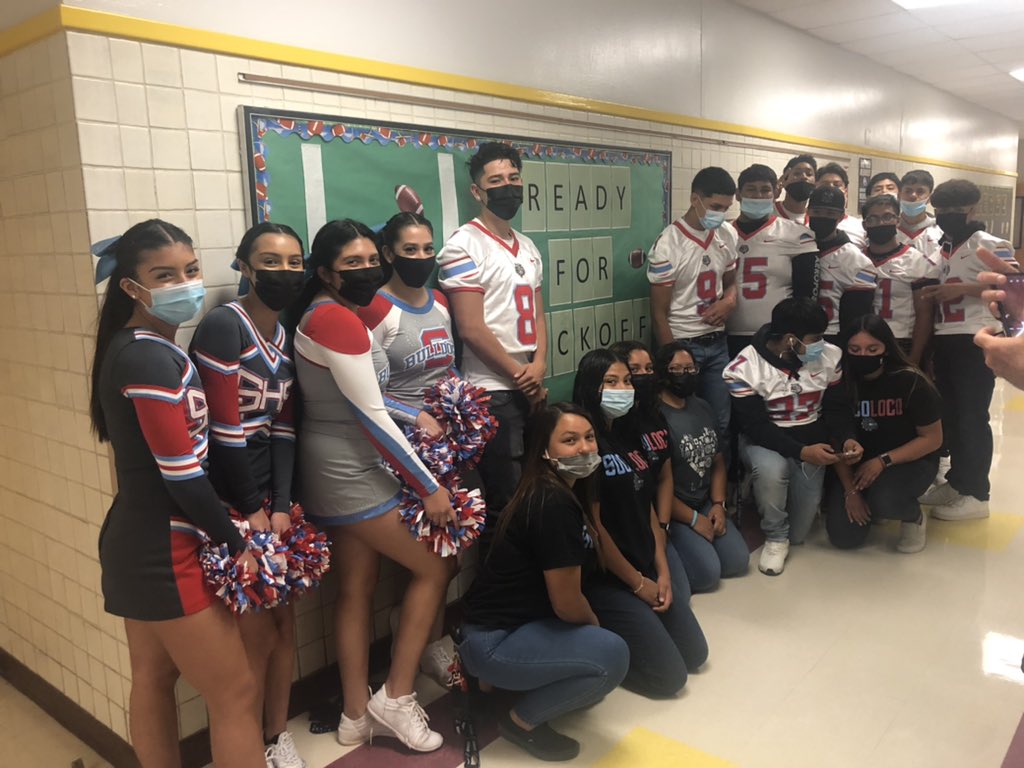 tony_hinsley's tweet photo. Game day Greets and high fives! Thank you Hueco elementary for having us! Starting our day in a positive way! #serviceheart #BuildingPeople @Hueco_ES @Socorro_HS @ahalatyn_SHS @SocorroISD @WeAreSocorro https://t.co/InQ4K6sNmz