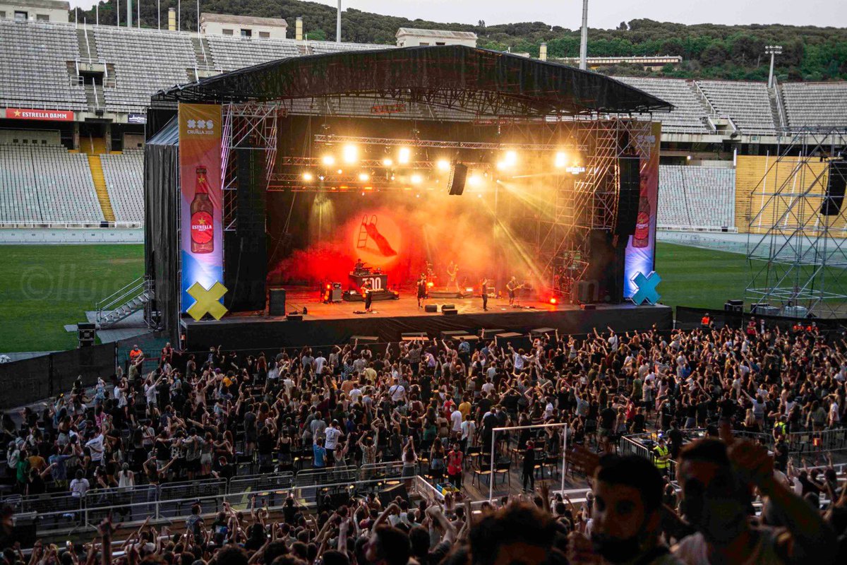 an_nmm's tweet photo. Imatges d’aquest estiu 2021, en plena 5a onada. Festivals coneguts com Barraques Sitges, SonsdelMón, o el Grec s’han realitzat pràcticament amb normalitat. Distància, mascareta i inclòs, servei de barra en alguns d’ells. Comptant que es realitzen en poblacions de + de 20mil hab. https://t.co/Kue6gzIYGm