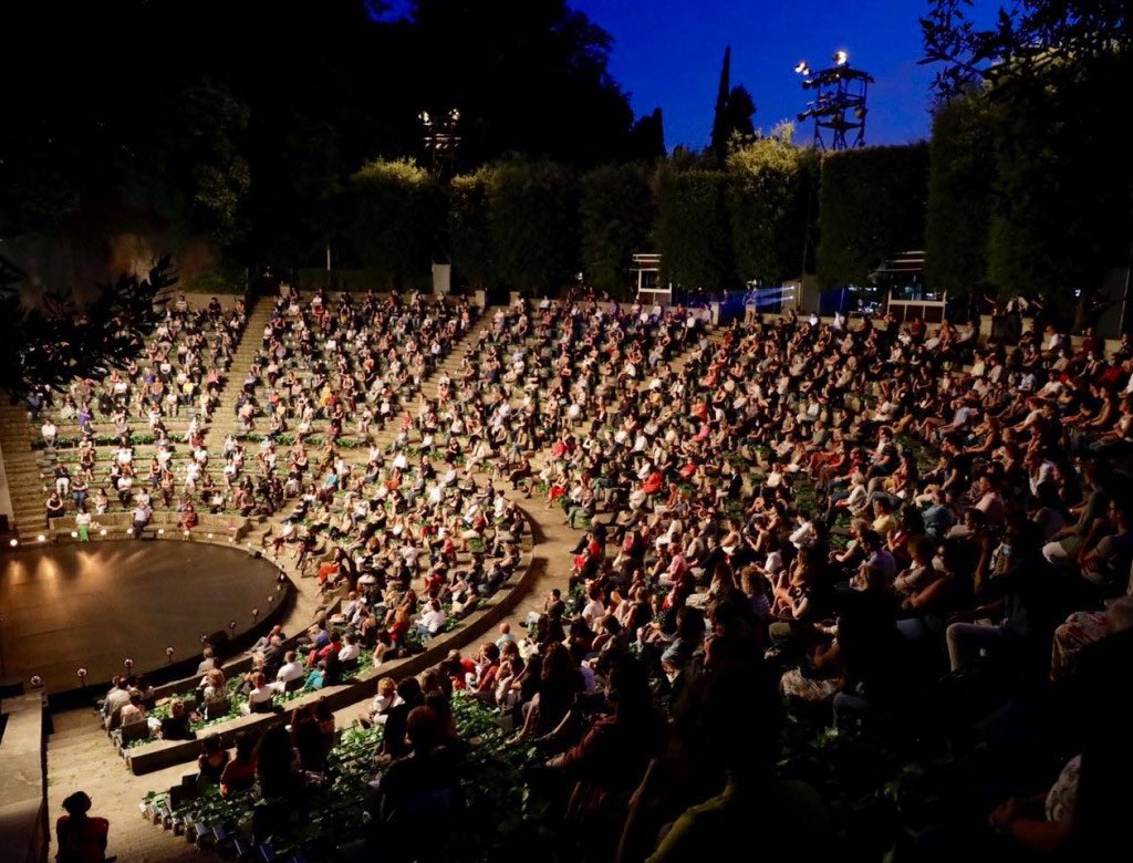 an_nmm's tweet photo. Imatges d’aquest estiu 2021, en plena 5a onada. Festivals coneguts com Barraques Sitges, SonsdelMón, o el Grec s’han realitzat pràcticament amb normalitat. Distància, mascareta i inclòs, servei de barra en alguns d’ells. Comptant que es realitzen en poblacions de + de 20mil hab. https://t.co/Kue6gzIYGm
