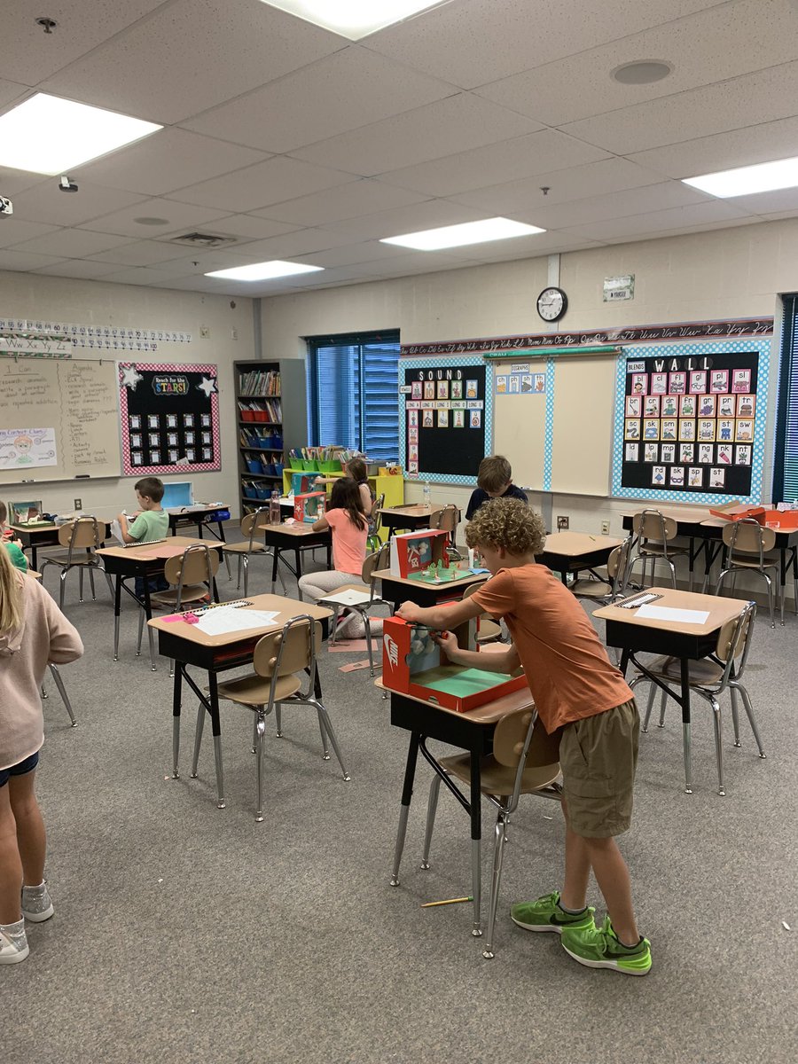 Students having fun while working hard on the animal research dioramas. <a href="/CENT_Tweets/">Centennial Panthers</a> <a href="/DCS_TN/">Dickson Co Schools</a>