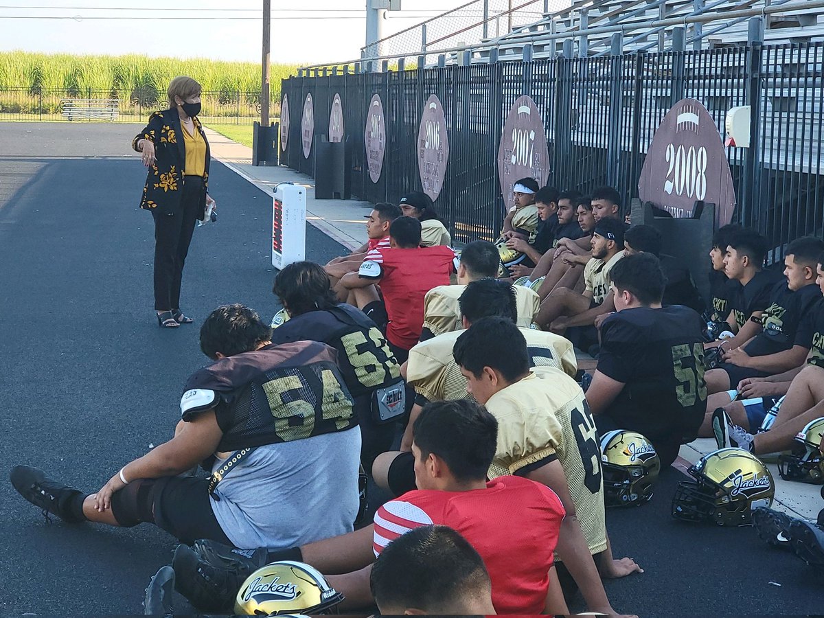 EEJacketPride's tweet photo. Queen 🐝 ASST.SUPERINTENDENT of Schools, Mrs. Frances Rocha. Talking about the Determination and Resiliency that makes YellowJackets so Special.
HAS AND ALWAYS WILL BE, JACKETS #1 SUPPORTER!
#viva #lamaquina #eejacketpride #eefootball @vcardenas32 https://t.co/Ug6kMqcF8g