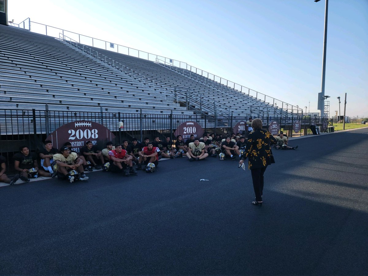 EEJacketPride's tweet photo. Queen 🐝 ASST.SUPERINTENDENT of Schools, Mrs. Frances Rocha. Talking about the Determination and Resiliency that makes YellowJackets so Special.
HAS AND ALWAYS WILL BE, JACKETS #1 SUPPORTER!
#viva #lamaquina #eejacketpride #eefootball @vcardenas32 https://t.co/Ug6kMqcF8g