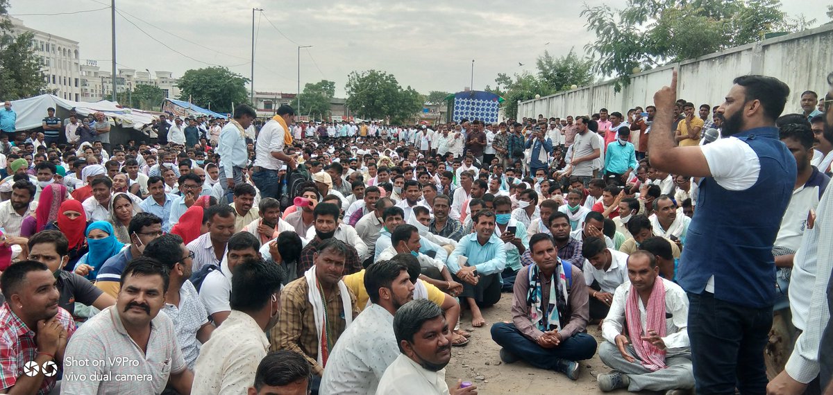bharatbeniwal_'s tweet photo. 22 गोदाम पर पंचायत सहायकों को नियमित करने मानदेय वृद्धि के लिए चल रहा धरना मुख्य सचिव निरंजन आर्य जी से वार्ता मानदेय 6000 की जगह 12000 पर बनी सहमति मानसून सत्र मैं विधानसभा में पारित कर आदेश किया जाएगा जारी, वार्ता में सहमति के बाद धरना खत्म https://t.co/AJzZCSNkbw