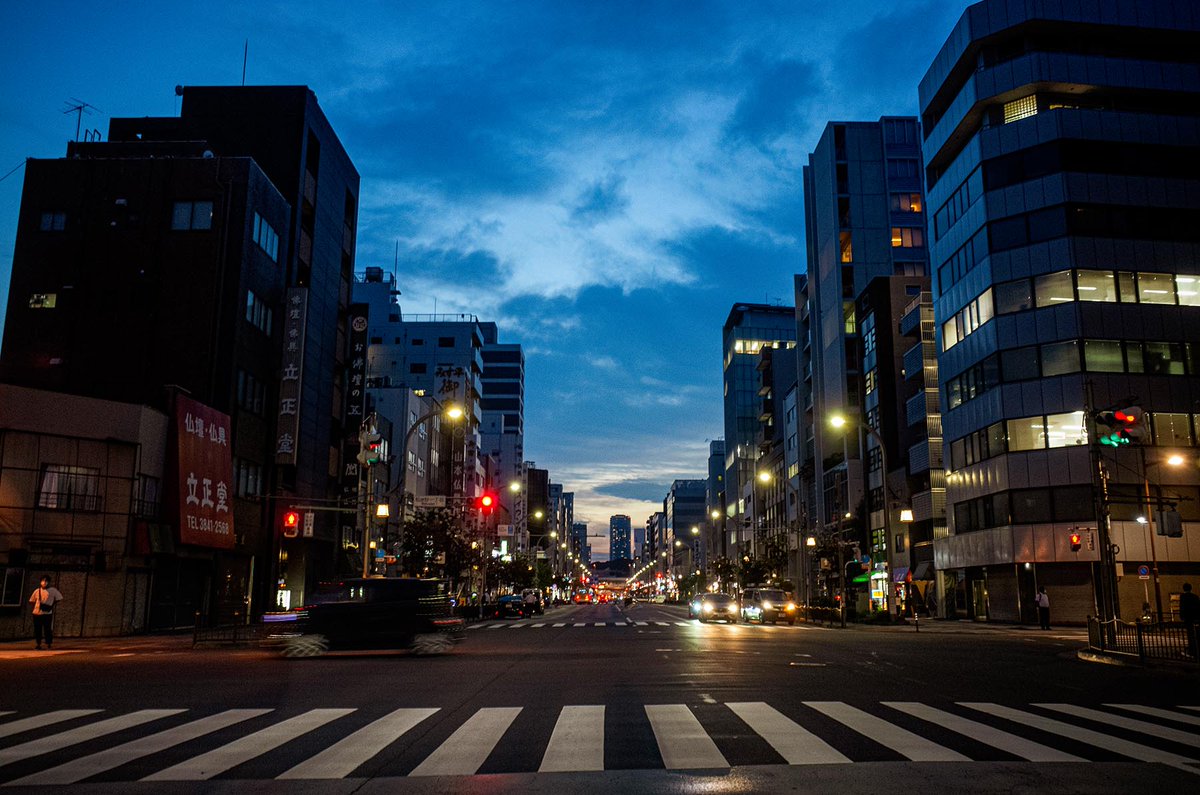 endo_hiro4's tweet photo. 世界各地の信号待ちを撮影したら、街角風景とか行き交う人や車とか、面白いだろうな~。
#今日も信号待ち 🚥
東京都台東区
#waitingforgreenlight #driversviews #世界の車窓から #tokyo #yourshotphotographer https://t.co/iqzfB7Ht14