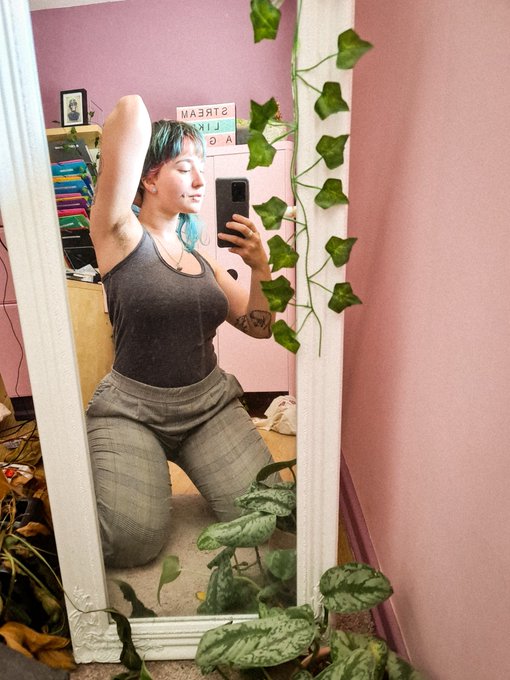 Ton avis sur mes aisselles poilues ? 🤔 https://t.co/CaQeUcoBMm