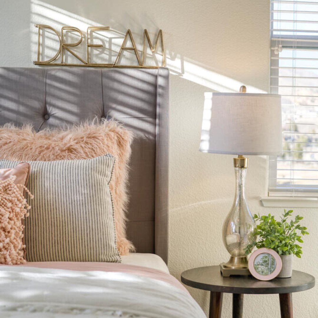 staging_co's tweet photo. We LOVE layering! 💖💖💖

It has become one of our favorite things to do in a house!

What do we layer? 

EVERYTHING! 
We layer Art, Photos, Accessories, Dinnerware, Bedding, Plants, Fabrics, Metals, Woods, Color!

#stagingtosell #stagingcompny #staginghouses #stagingmatters https://t.co/DHiHLIczJD