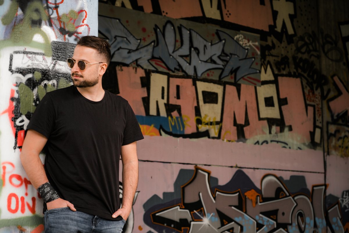 🎬 #PREMIERE: Join us for the track premiere of „Hybrid“ by <a href="/MarkDekoda/">Mark Dekoda</a> — tonight at 6pm on #YouTube 

👉 youtube.com/MarkDekoda

•••
#techno #hybrid #dj #munich #ravetheplanet <a href="/RiotRec/">Riot Recordings</a> <a href="/dig_dis/">dig dis!</a>