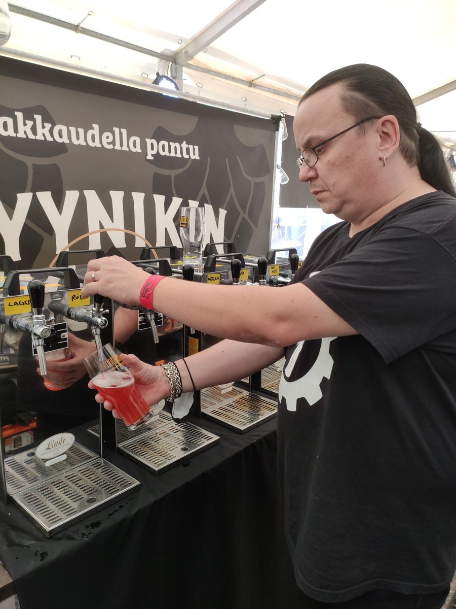 Kesän viimeinen olutfestivaali käynnissä Vantaan Tikkurilassa. Junalla pääsee näppärästi myös Helsingistä. Mukana oluiden lisäksi tisleet, lonkerot ja siideri. Glögiäkin tulossa. Tervetuloa! #suuretoluetpienetpanimot #soppvantaa #pyynikin #olutfestivaalit