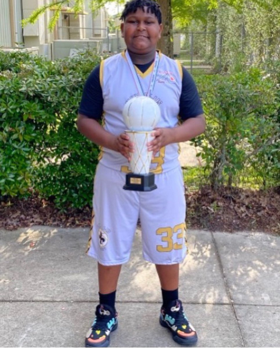 We have an announcement, the 2030 class bolsters a truckload of talent which comprises nine-year-old Braylon Kinsey (LA), a 5’9” forward weighing 190 pounds. By the looks of his footage, he scores and rebounds at whim. And quite frankly—no one can stop him!MiddleSchoolElite.com