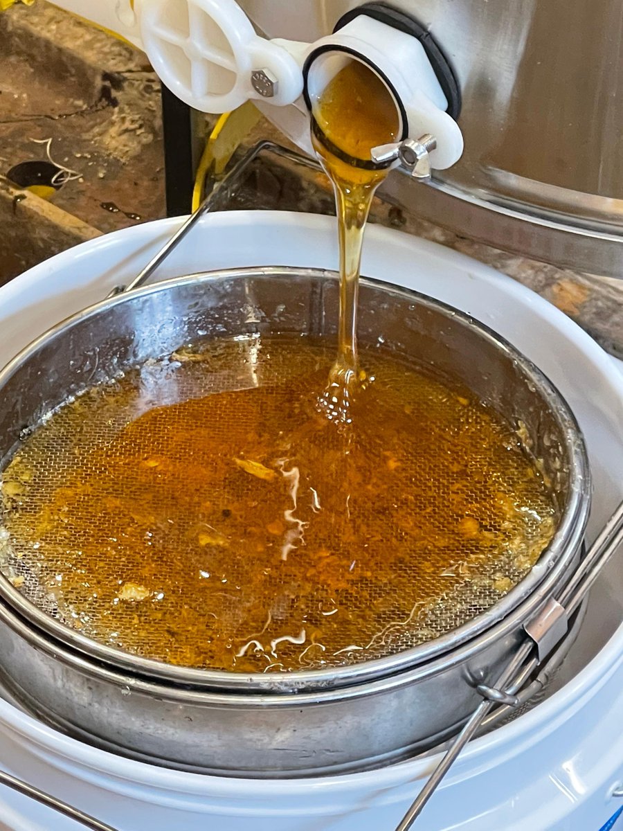 mannlake's tweet photo. Extract your liquid gold! 🍯 
 
📷: Customer Photo by John W. 

#mannlake #weknowbees #honeybees #honey https://t.co/mGhMdZ2V5h