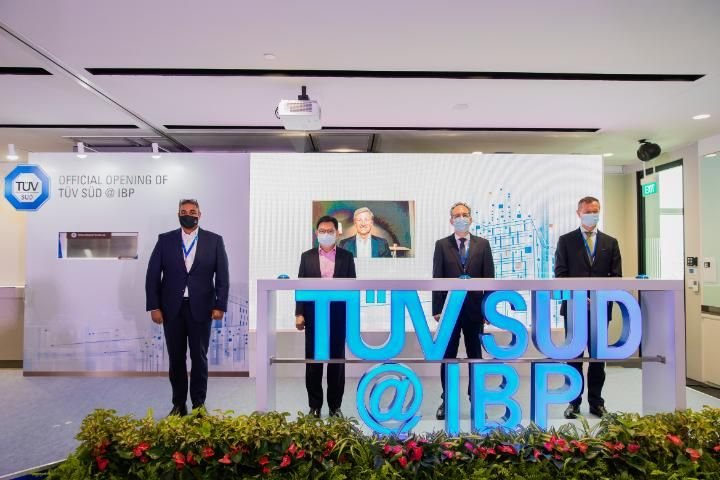 AxelStepken's tweet photo. DPM Heng Swee Keat was our guest of honour, when we opened our new regional hub in Singapore. We enhanced sustainability and performance by adopting a digital lifecycle approach for design, construction and operations. The digital twin allows 50% reduction of energy consumption. https://t.co/iDJYzzpNxp