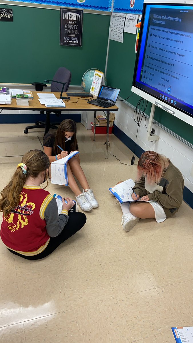 coachflowers1's tweet photo. Working together during Math! #wyproud #teamwork https://t.co/tGUrJHAcFd