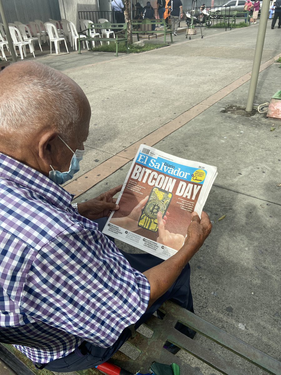 BitcoinMagazine's tweet photo. An old man reads a newspaper as El Salvador passes its landmark #Bitcoin law. 

“People need to learn and understand," he said.

This is history. 🇸🇻 https://t.co/cKuX33RBQu