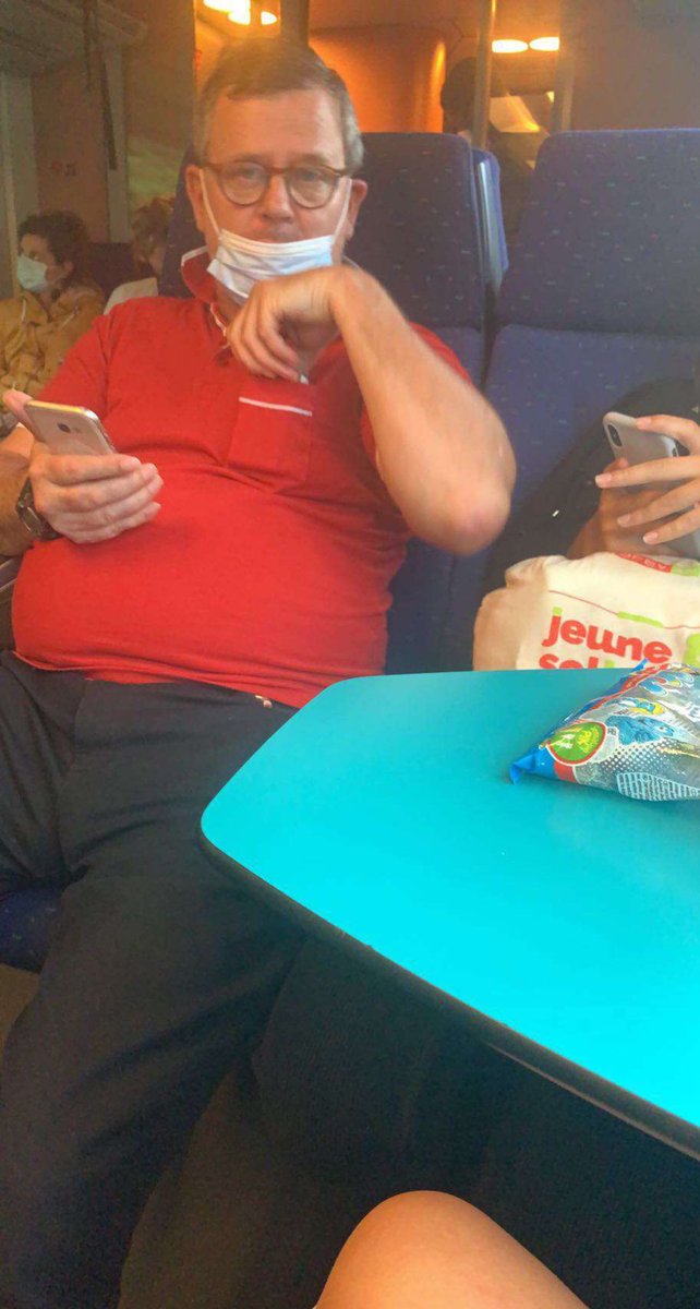 akiangeluvv's tweet photo. ⚠️Les personnes sur Lille et les environs faites attention ⚠️ 

Cet homme a pris ma petite sœur en photo dans le train pour l’envoyer sur un groupe Messenger et envoyait des messages du genre « elle est mineure je vais finir au commissariat » https://t.co/0nnR3qCdSW