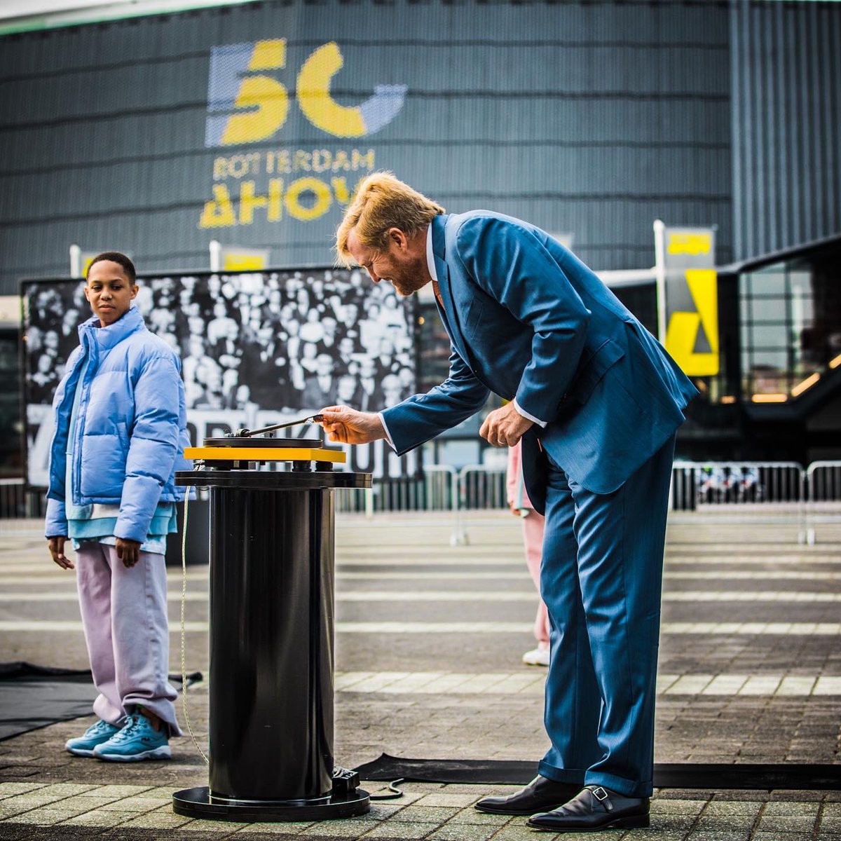 Hoog bezoek in <a href="/HartvanZuid/">Hart van Zuid Rotterdam</a> vandaag! Ter gelegenheid van het 50e jubileumjaar van Ahoy bezocht de koning het nieuwe RACC en RTM Stage en onthulde er het nieuwe interactieve kunstwerk: ‘Turntable’. Wat een bijzondere dag! 🤩 ahoy.nl/nieuws/algemee…