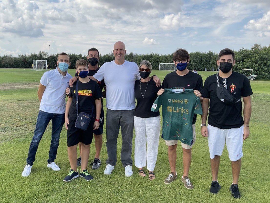 OfficialUSLecce's tweet photo. #uslecceprogram Questa mattina abbiamo consegnato a Francesco la maglia con cui i giallorossi sono scesi in campo con l’Hereenveen. Il vicepres Corrado Liguori ha accolto i fortunati sottoscrittori che hanno potuto assistere alla rifinitura prima della partenza per Benevento https://t.co/2QNE06p5XH