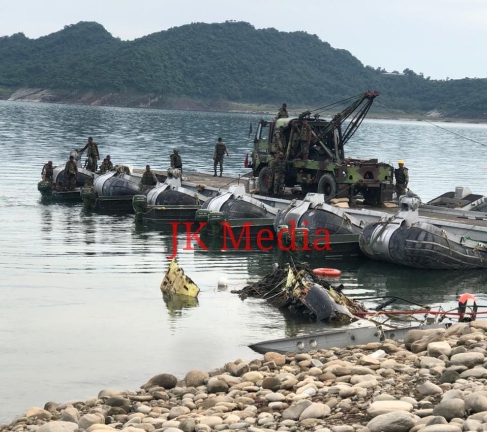 Wreckage of Army's Rudra attack helicopter retrieved from Ranjit Sagar reservoir Basohli area of Kathua on 37th day of the crash. Co Pilot Capt Jayant Joshi's body yet to be found.

#JammuKashmir https://t.co/8gZMVhmJ39