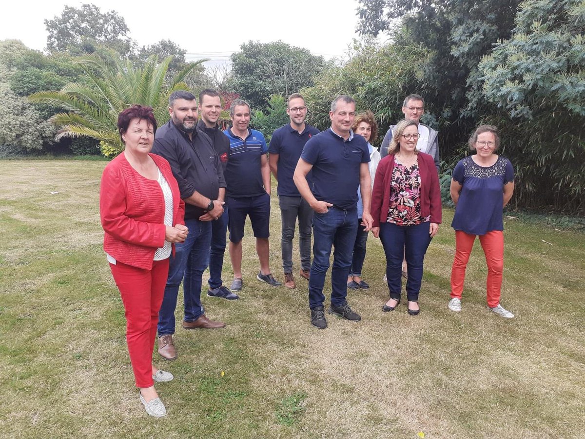 [Jour de rencontre] 👋
Aujourd'hui les JA et la <a href="/FDSEA56/">FDSEA du Morbihan</a> ont rencontré Jérémy Decerle député européen sur une exploitation à St Avé. 
L'occasion pour nous d'échanger sur de nombreux sujets : la PAC, la rémunération, le bien-être animal... 😉
Merci aux exploitants ✔️