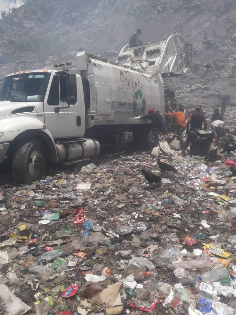 meridaalcaldia's tweet photo. Compactadores de Segidesol afectados por las condiciones en vertedero Loma de El Calvario
https://t.co/iR1jYK4zRE
#AlcaldedeMeridaAlcidesMonsalverCedillo
#AlcaldiadeMerida
#Asumimoselcompromiso
#Merida 
#Sergidesol
#9Septiembre 
#Desechossolidos
#VertederoLomadeCalvario https://t.co/WzlaebGwFs