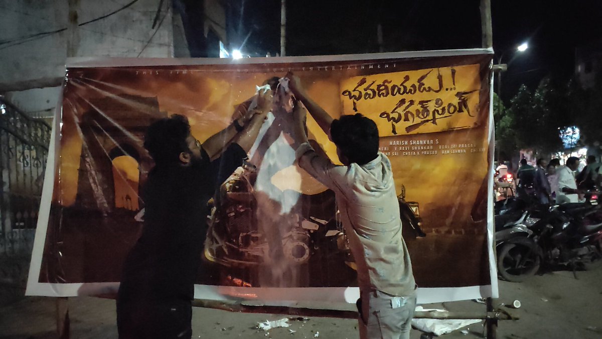 MouliPKDevote's tweet image. .  #BhavadeeyuduBhagatSingh 1st Look Celebrations at Anakapalle, Rama Chandra Theatre.