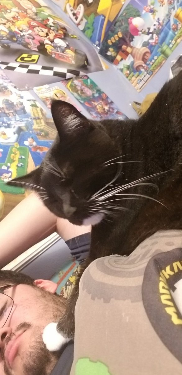 whychandeking4's tweet image. I think she wants me to be quiet