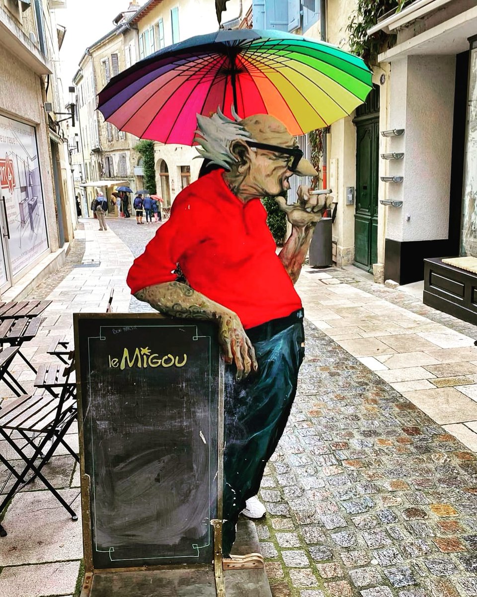 LeBouduMonde's tweet photo. Pauvre Pierrot de la BD "Les Vieux Fourneaux" qui s'humidifiait la cigarette...😢 Avec @kikimagtravel pour @VisagesduSud, on l'a un peu aidé à la fumer sèche jusqu'au bout lors de notre visite touristique de #Auch.
Tu savais que cette collection de BD se déroulait dans le #Gers? https://t.co/LocbvXuZT4
