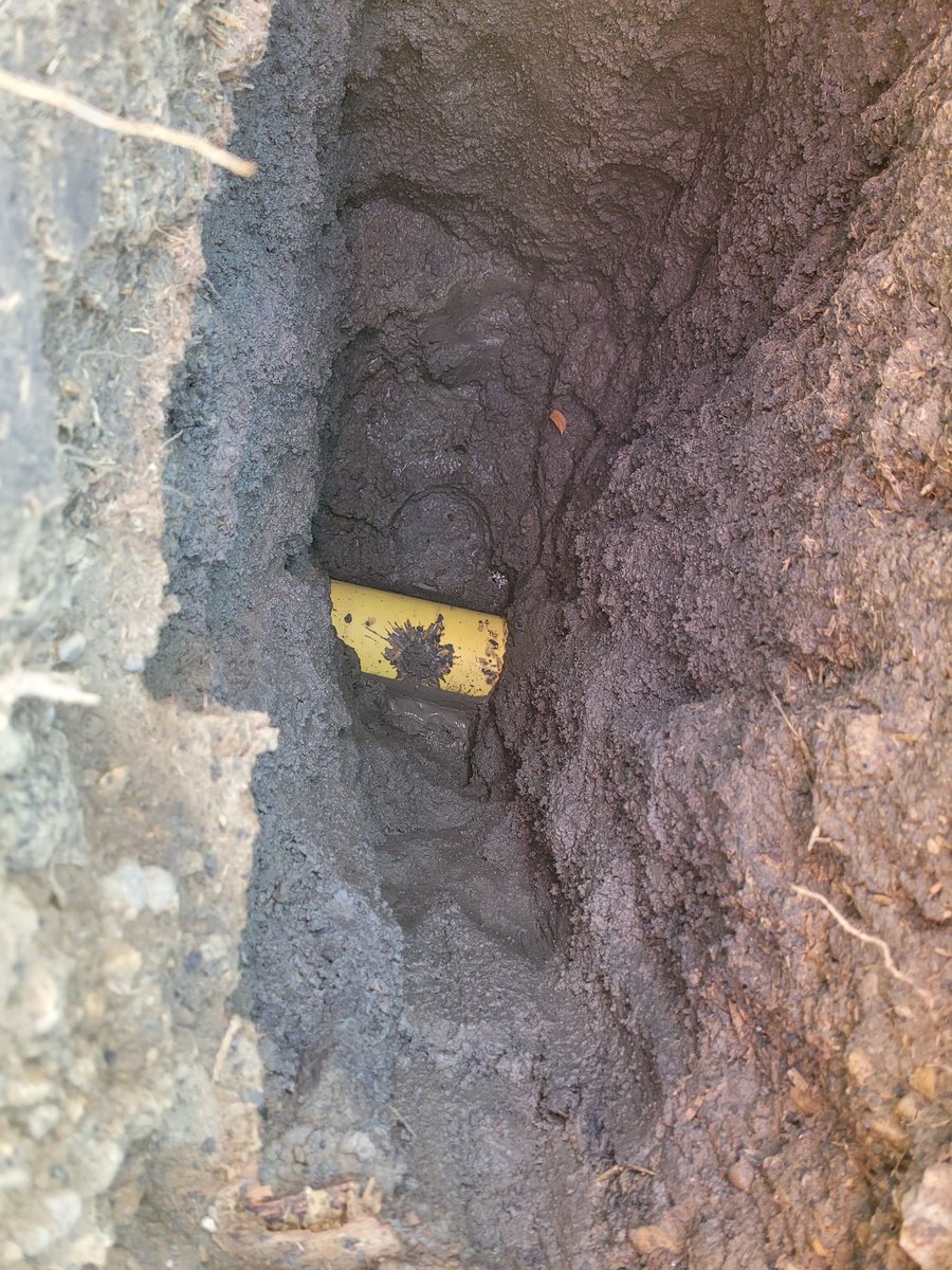 digsafeyeg's tweet photo. Three utilities exposed at one #clickbeforeyoudig site , all identified due to a #AlbertaOnecall free locate request. #knowwhatsbelow #looklocateandlive #SafetyFirst #Utilitiesafetypartners #ATCOgas #TELUS #EPCOR https://t.co/RGDxN82tfl