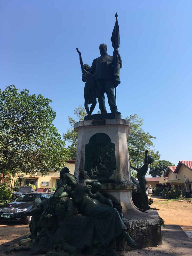 Speaking of racist monuments, this statue of Noël Ballay, the former Governor-General of French West Africa, still exists today in Conakry. #Guinee