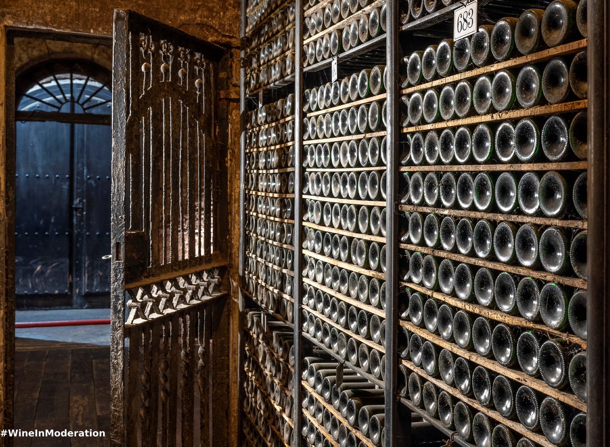 marquesderiscal's tweet photo. Dentro de la “Bodega Original”, construida en 1860, se encuentra uno de los lugares más emblemáticos de Marqués de Riscal, la Botellería de vinos antiguos. 
Abro hilo 👇 https://t.co/AJy99sMgoW