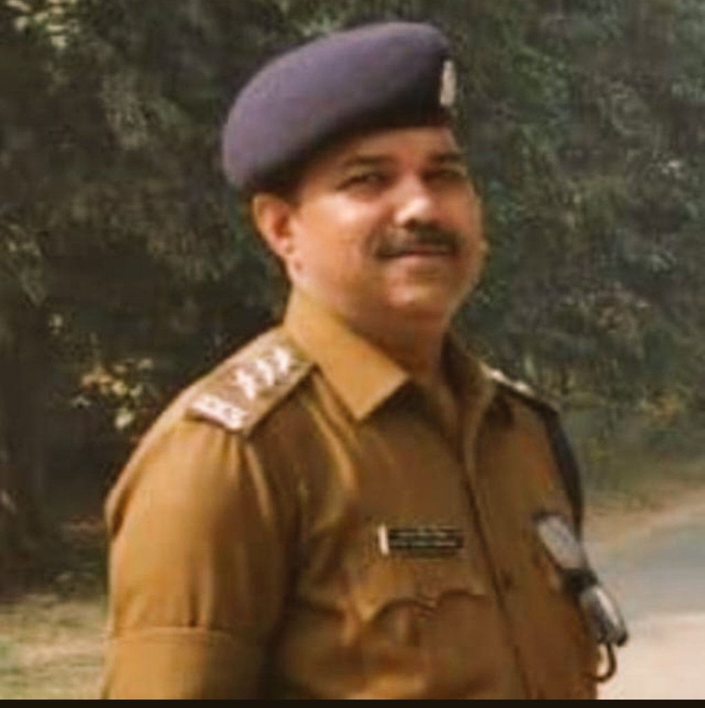 Advdeepaklko's tweet photo. It's my duty to show  +ve Face of UP Police (Co City Maharajganj Ajay Singh Chauhan Sir) who was just passing through kunda bye pass helped at night in rain after seeing my family at Highway came back and stay till our car start @Uppolice @maharajganjpol @UPGovt @myogiadityanath https://t.co/XSGa0hoT5C
