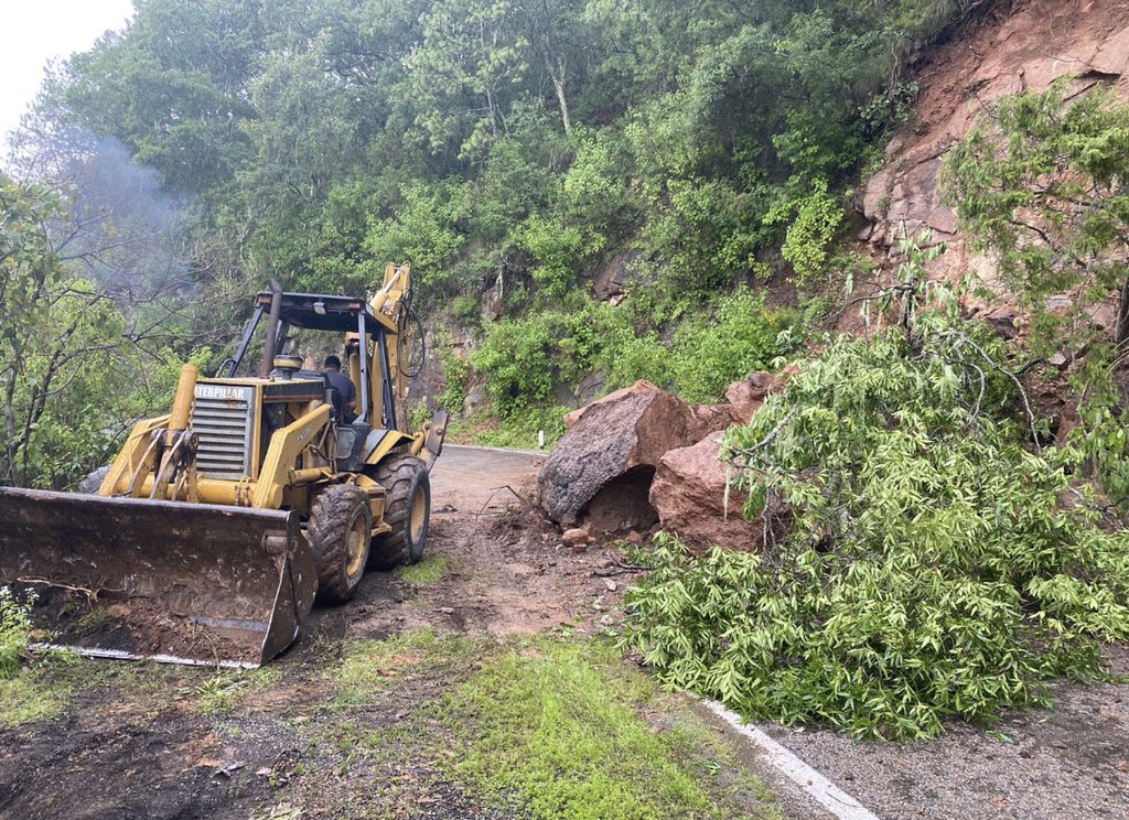 SalvaFdezAyala's tweet photo. Las afectaciones que por #Lluvias dejan en la red federal carretera libre de peaje  se atienden prontamente con nuestras cuadrillas de #ConservarEsPreservar @SCT_mx .Recuperar prontamente la conectividad es lo primordial. 👷‍♂️🚜🌨🚗 https://t.co/fXuXmgitH0