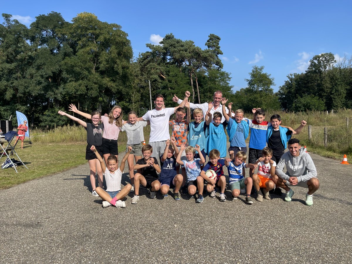 Gisteren werd de nieuwe ontmoetings- &amp; voetbalplek #Doetebol geopend door wethouder Steintjes vd @gemeenteDchem. Ook spelers Mees Kaandorp &amp; Hicham Acheffay waren aanwezig!⚽️

Mooie samenwerking <a href="/degraafschapMVO/">De Graafschap MVO</a> met <a href="/BuurtpleinBV/">Buurtplein Doetinchem</a>, <a href="/Wijkwerk_Dchem/">Wijkwerk Doetinchem</a>, <a href="/JOGGDchem/">JOGG Doetinchem</a>, @buhadoetinchem 💪