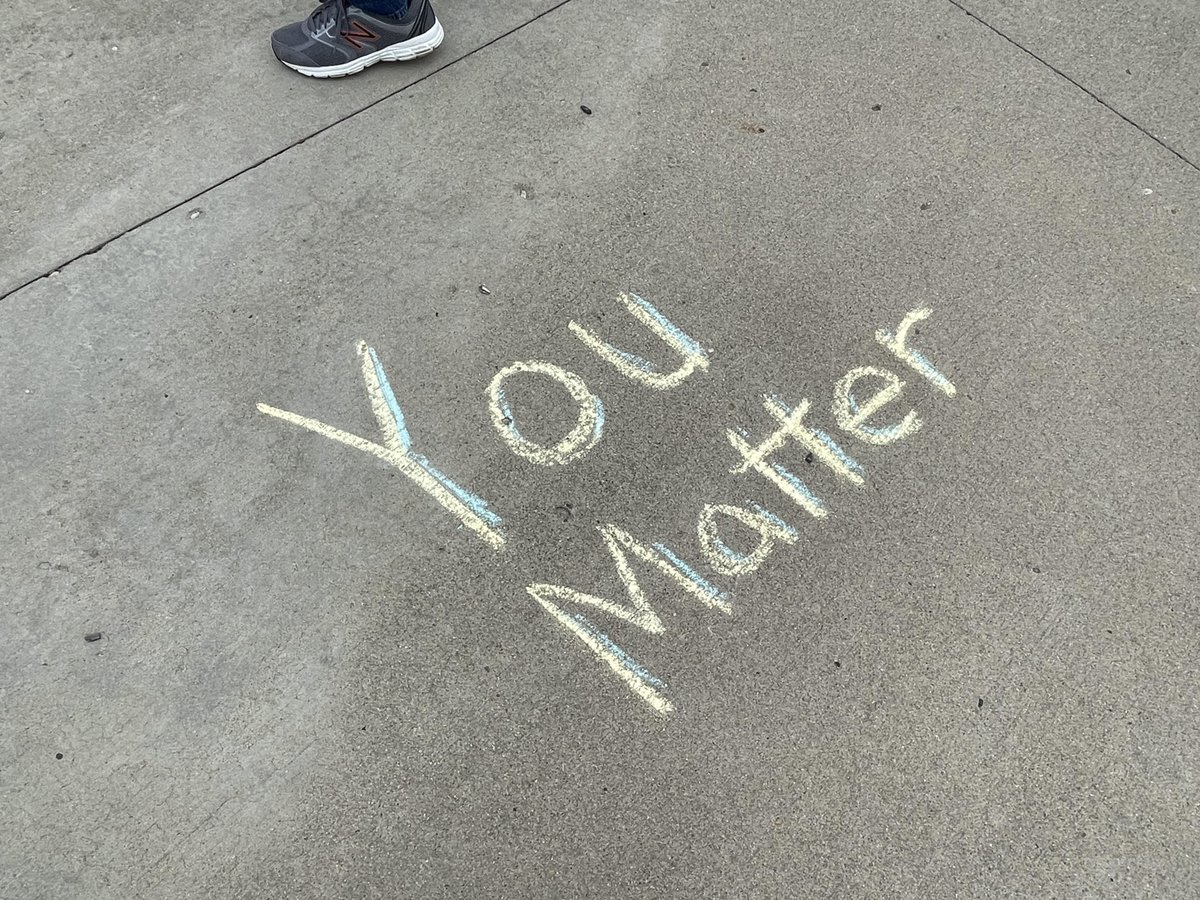 DaytonSchools's tweet photo. Today we're throwing it back to the beginning of school when Ponitz teachers decorated the sidewalks with positive messages for their students. These messages still ring through today: Welcome! We're glad you're here! You matter! #DPSRises https://t.co/zMOuB8N0a9