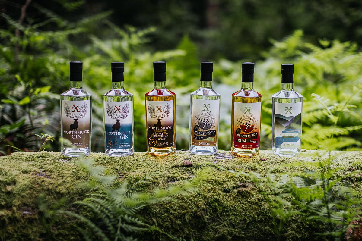 ExmoorDistiller's tweet photo. The usual suspects... ๐
We may be biased but we think that's one great line up! ๐๐ผ
#BarleValleyVodka #BlackmoorRum #NorthmoorGin #Exmoor #ExmoorRum #ExmoorGin #ExmoorVodka #ExmoorDistillery #Tastings #AwardWinningSpirits #Gin #Vodka #Rum #WorldClassGin https://t.co/zEk3wmXNGb