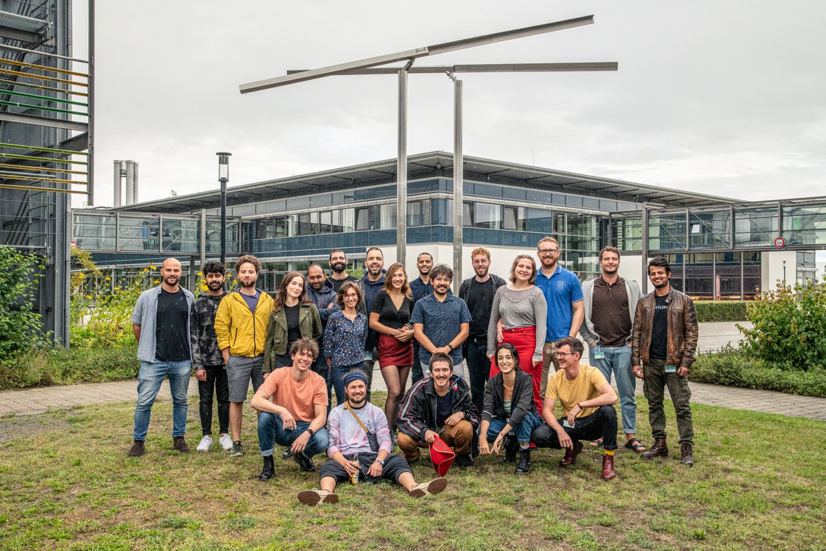 Here our most recent (and almost complete) AG Bar-Even #group #picture!
Despite all the difficulties, we keep on rocking with great #science! 🤟🌈🧬🧪🧫

#phdlife #Laboratory #ScienceResearch #AcademicTwitter #synbio #dott
<a href="/MPIMP_Potsdam/">MPIMP Potsdam Golm 🌱🧪</a>